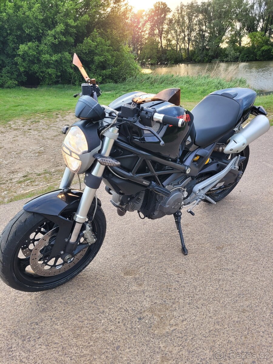 DUCATI Monster 696