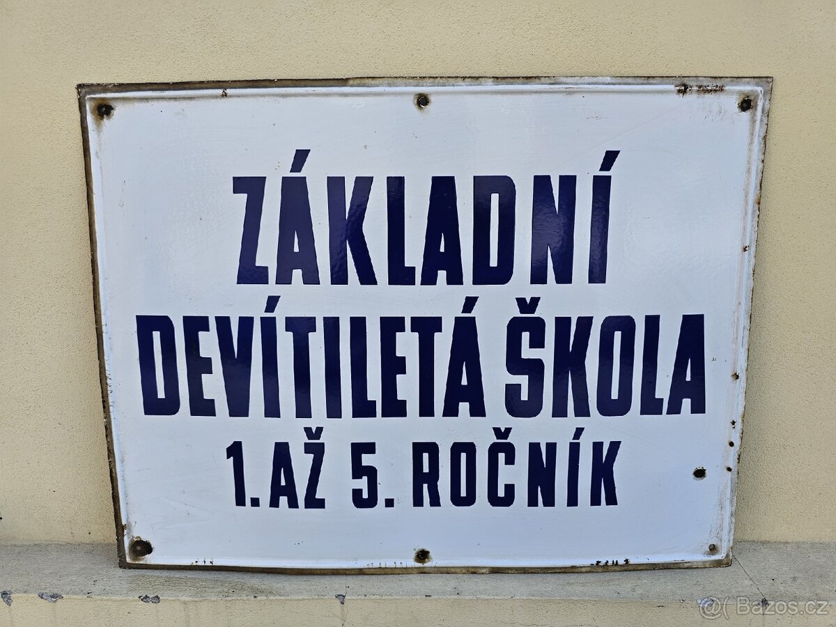 Stará smaltovana cedule základní devitileta škola