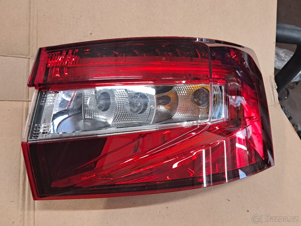 LED světlo pravé zadní 3V9945208A Superb 3 kombi