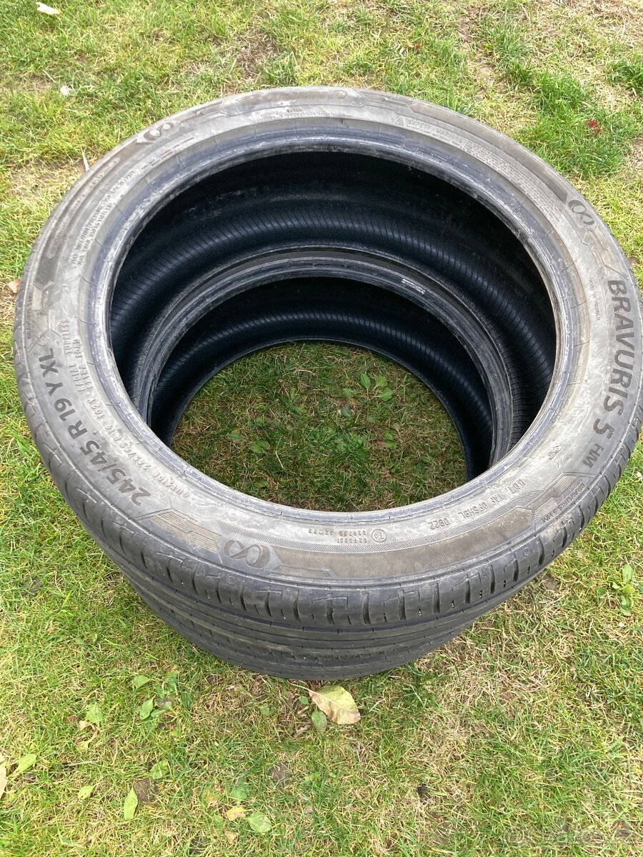 Letní pneu 2x 245/45 r19 (4mm)