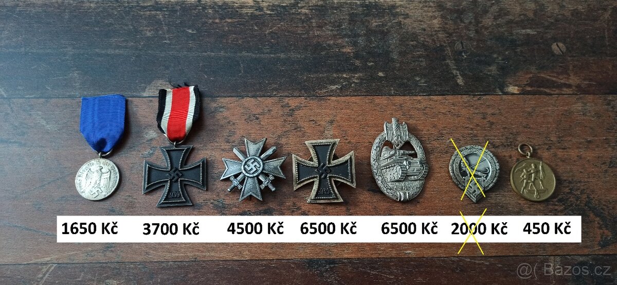 Medaile, vyznamenání, odznaky.