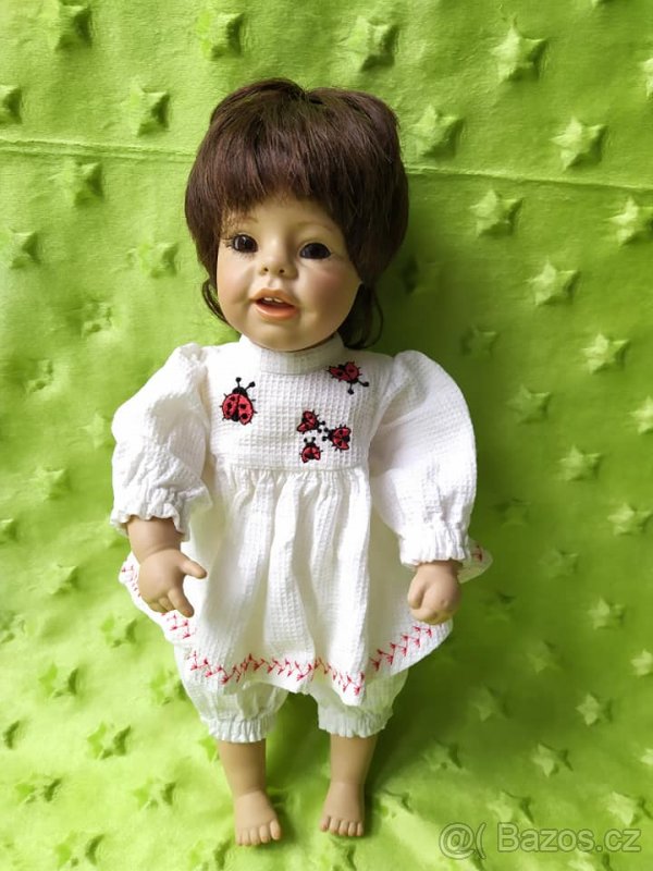 Pocelánová holčička se zoubkama