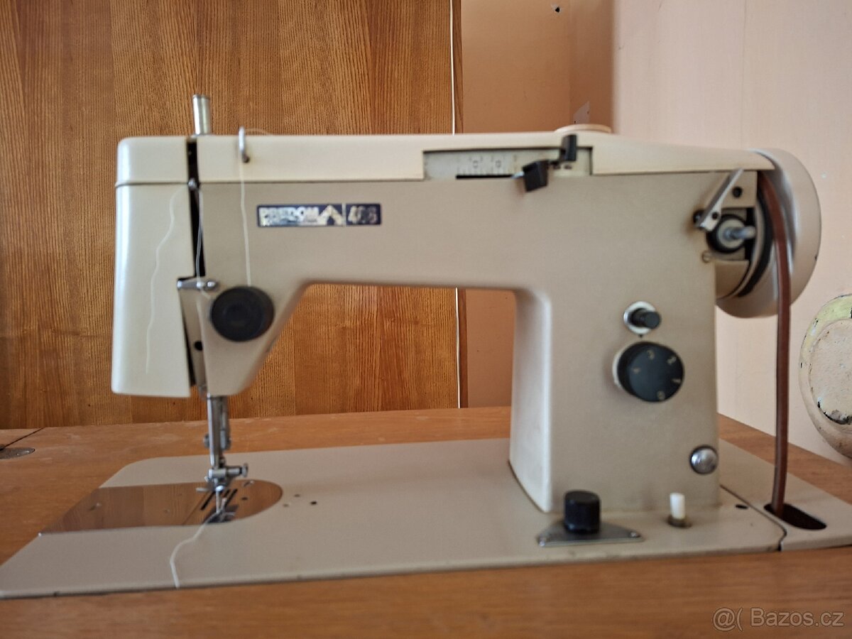 Šicí el/mechanický stroj funkční.