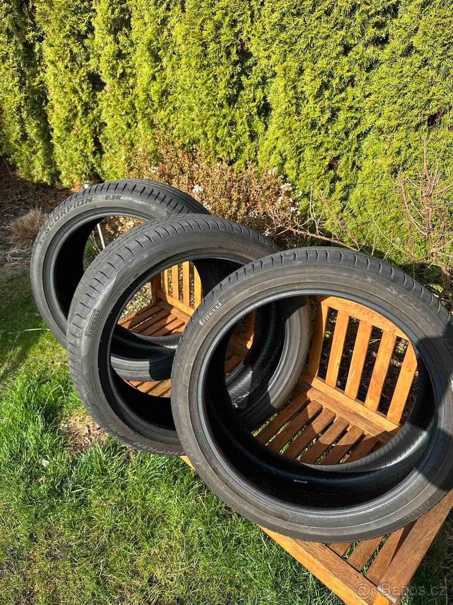 Prodám 2x 255/40/R21 a 1x 235/45/R21