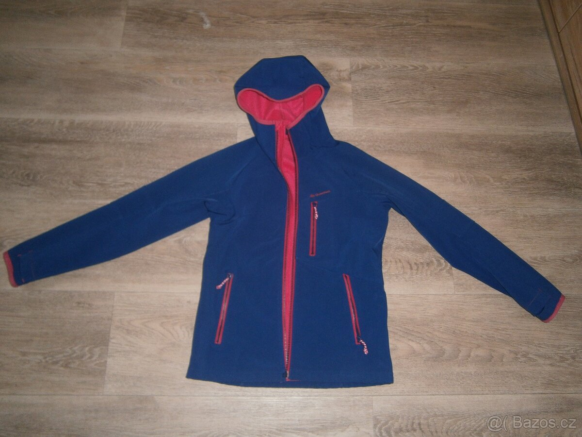softshellová bunda Decathlon vel. 134-140