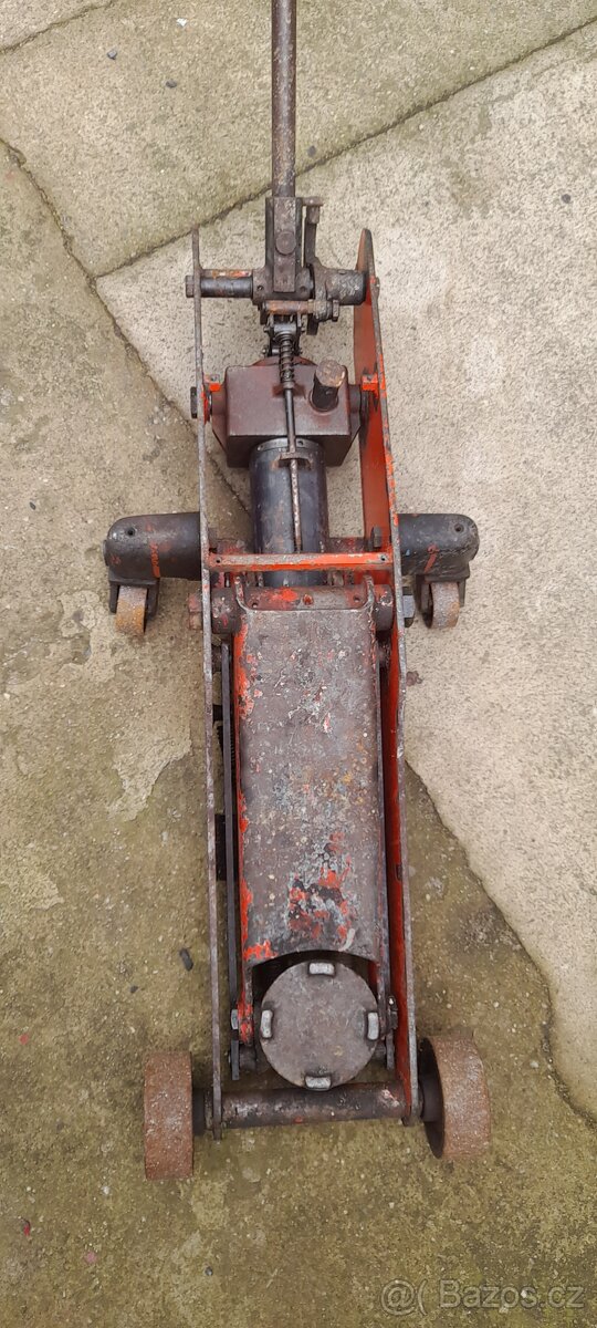 Pojízdný hydraulický zvedák