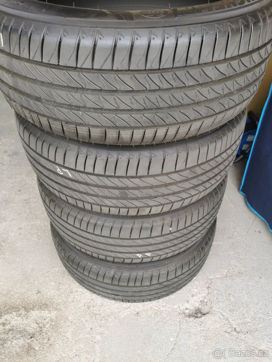 Prodám sadu 4ks letních Pneu 215 /55/17 Michelin
