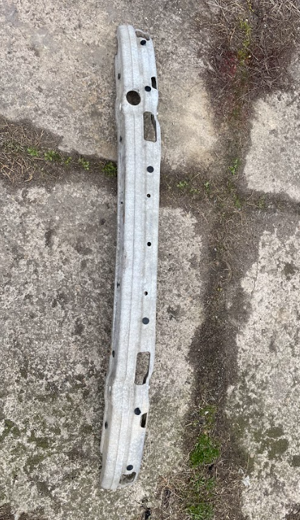 BMW E39 přední výztuha
