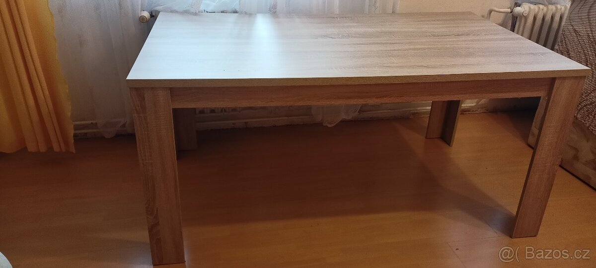 Velký jídelní stůl