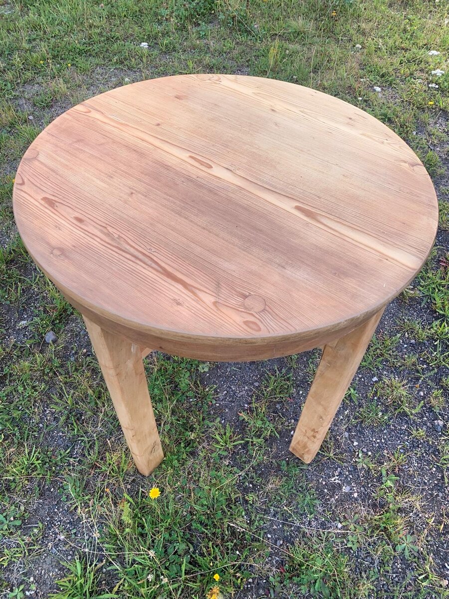 Kulatý masivní stůl po renovaci – 72 × 78 cm