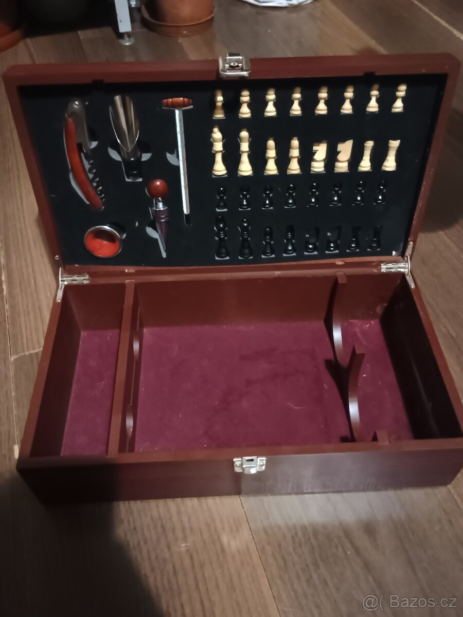 Dřevěná kazeta na víno se šachovnicí – šachy + příslušenství