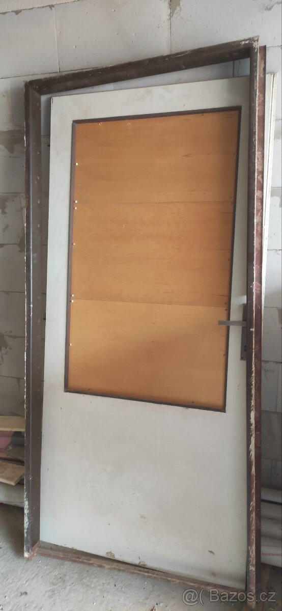 Dveře a kovová zárubeň 90 - stavba