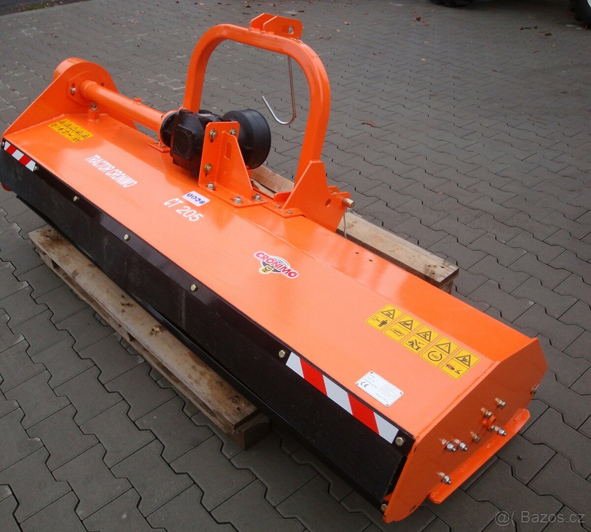 Mulčovač na mulčovaní trávy za traktor BCT