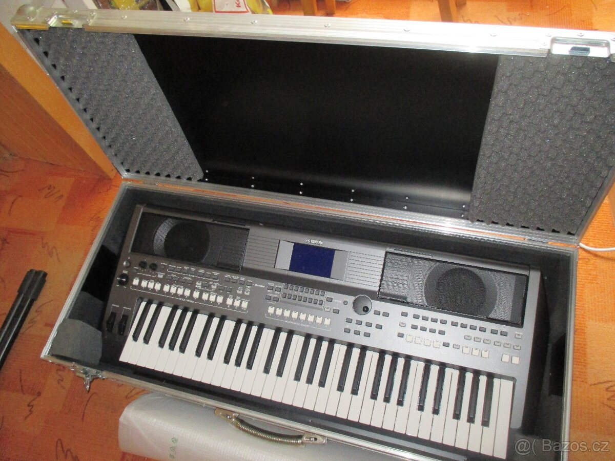 YAMAHA PSR S670