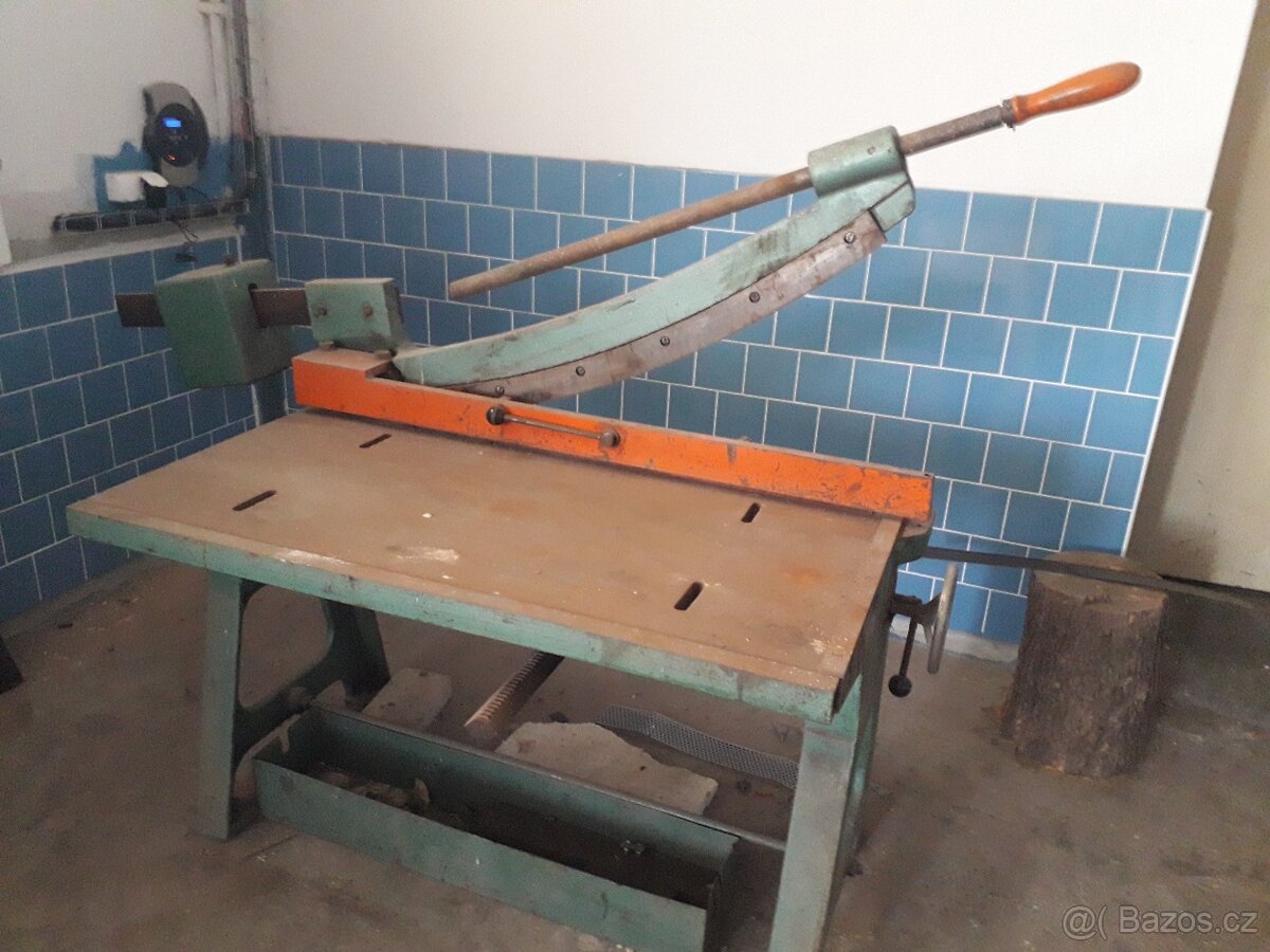 Tabulové nůžky typ: NTP 1000/2,50  ZTS Košice