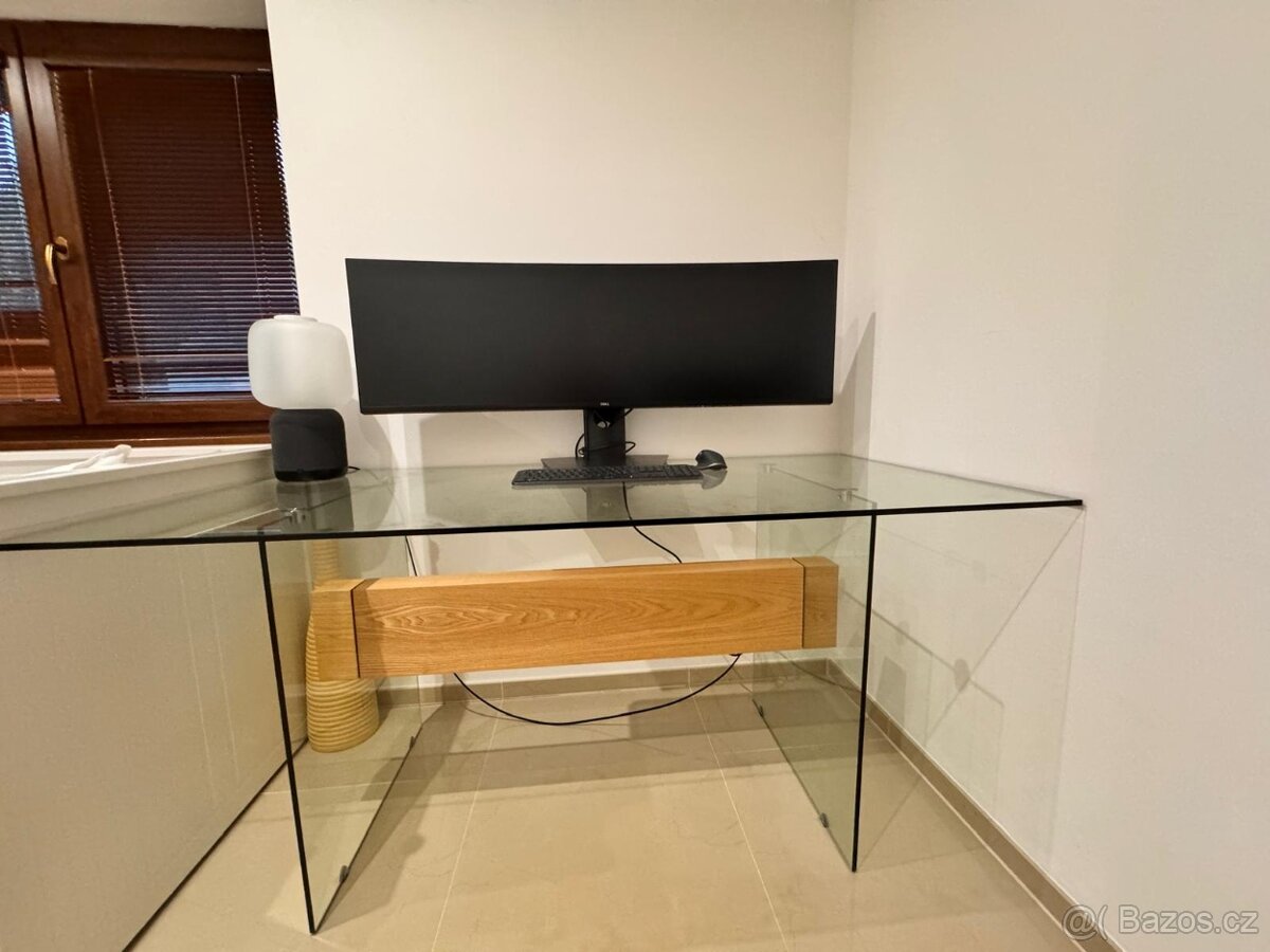 Dizajnový kancelářský stůl Livid (skleněný)