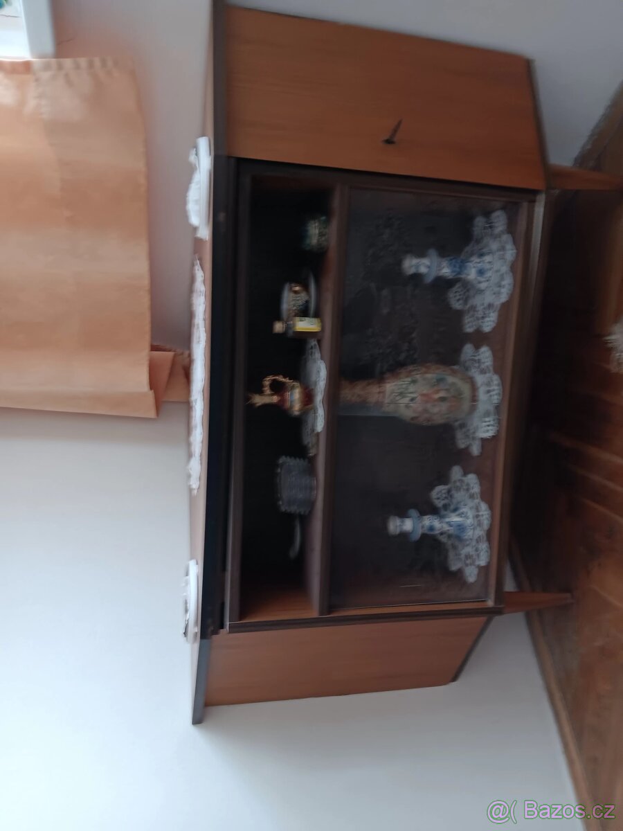 Starožitný otočný bar