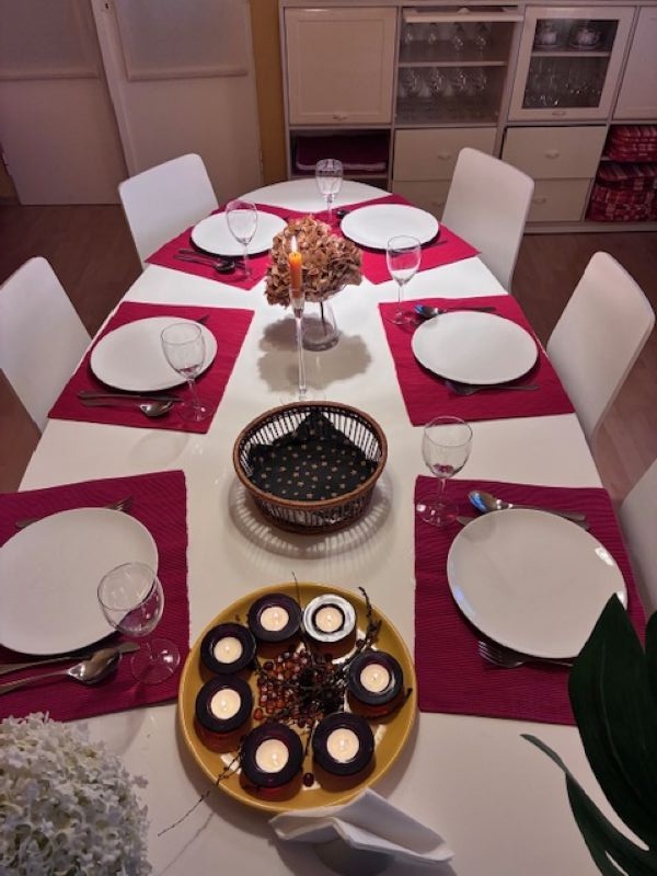 Velký oválný bílý jídelní stůl