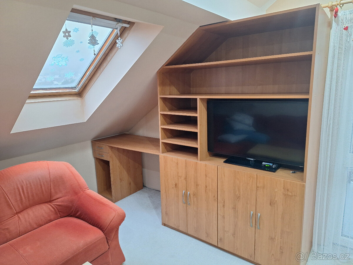 Stěna do obývacího pokoje s PC stolkem.