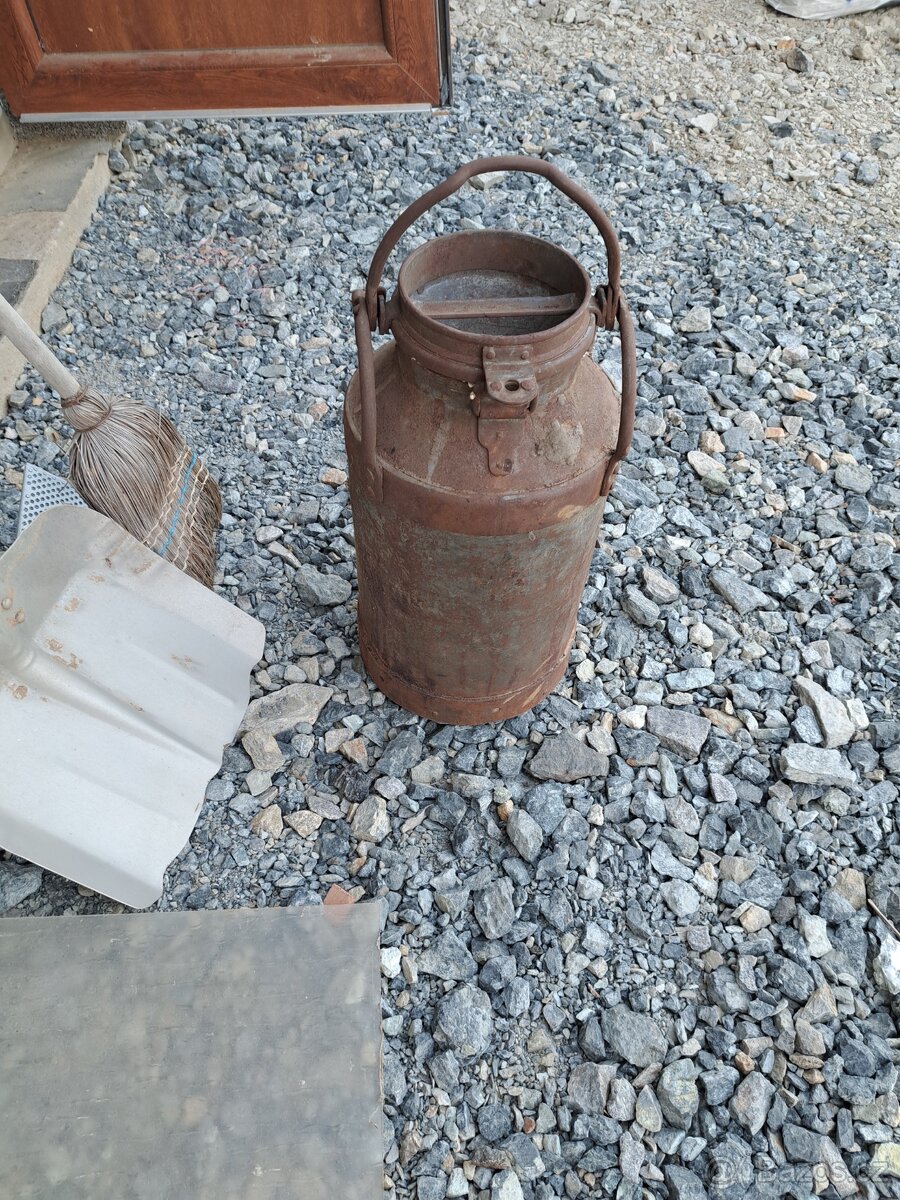 Stará nádoba-dekorace