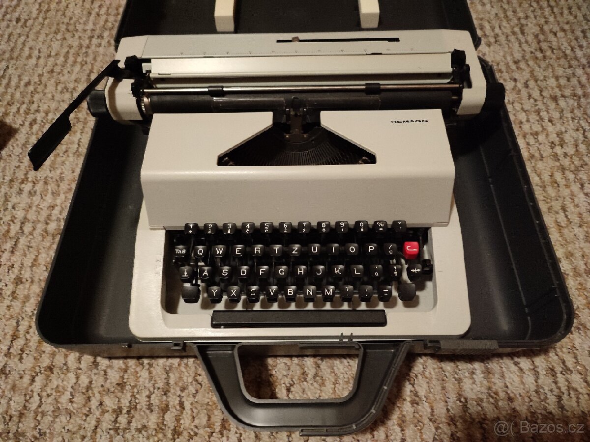 Mechanický psací stroj REMAGG v plastovém kufru