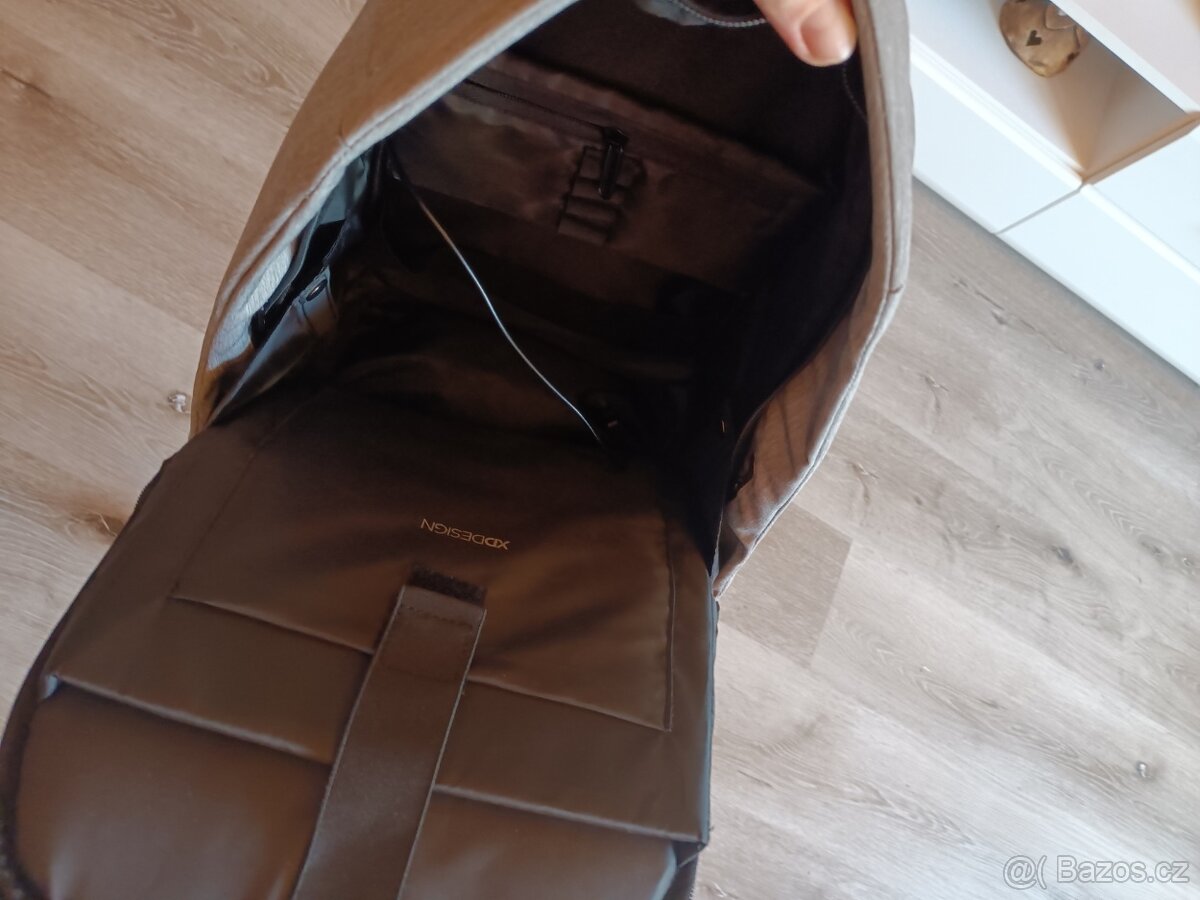 Nedobytný batoh + lahvička s hracím víčkem