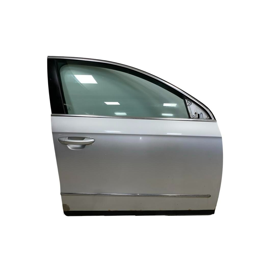 Pravé přední dveře stříbrná LA7W VW Passat B6 r.v. 2007