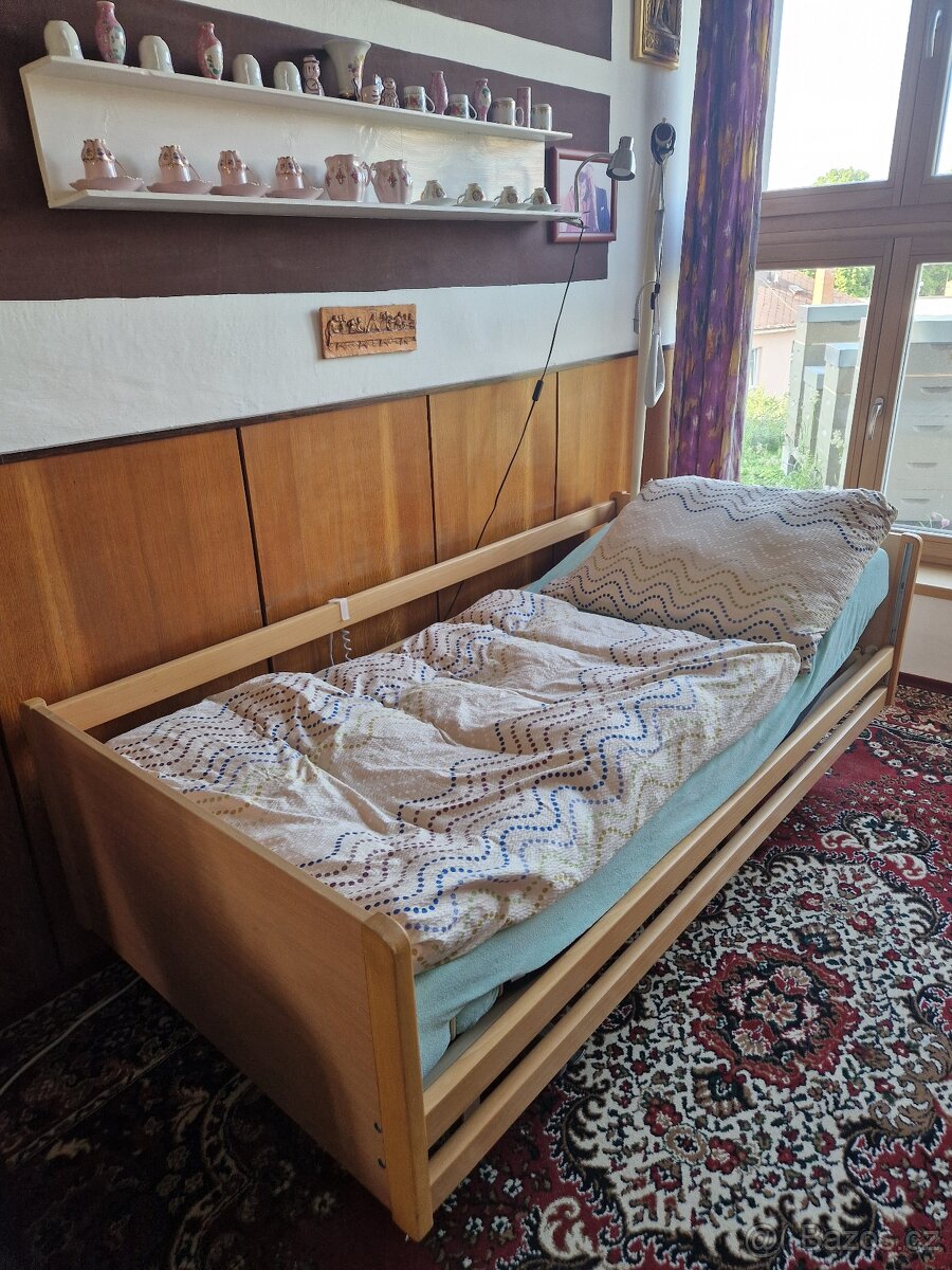 Zdravotní polohovací postel
