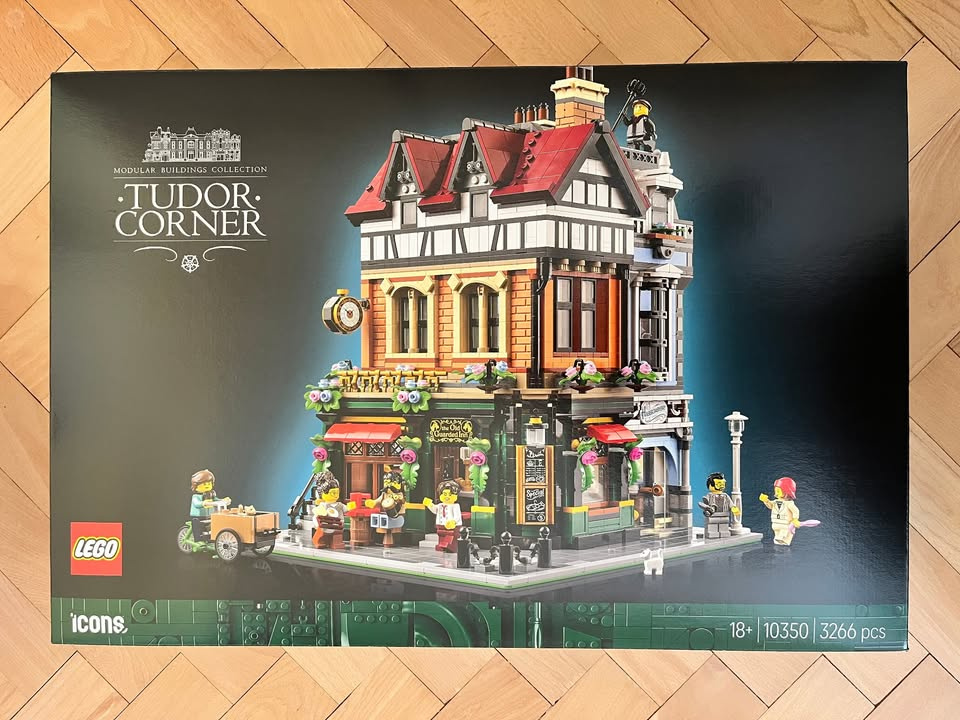 Lego dům 10350 Tudor Corner a GWP Kiosek na rohu 40757
