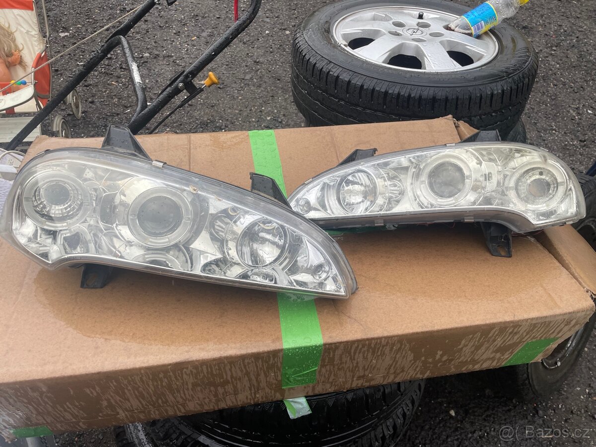 přední světlomety typu „Angel Eyes“ Opel Tigra