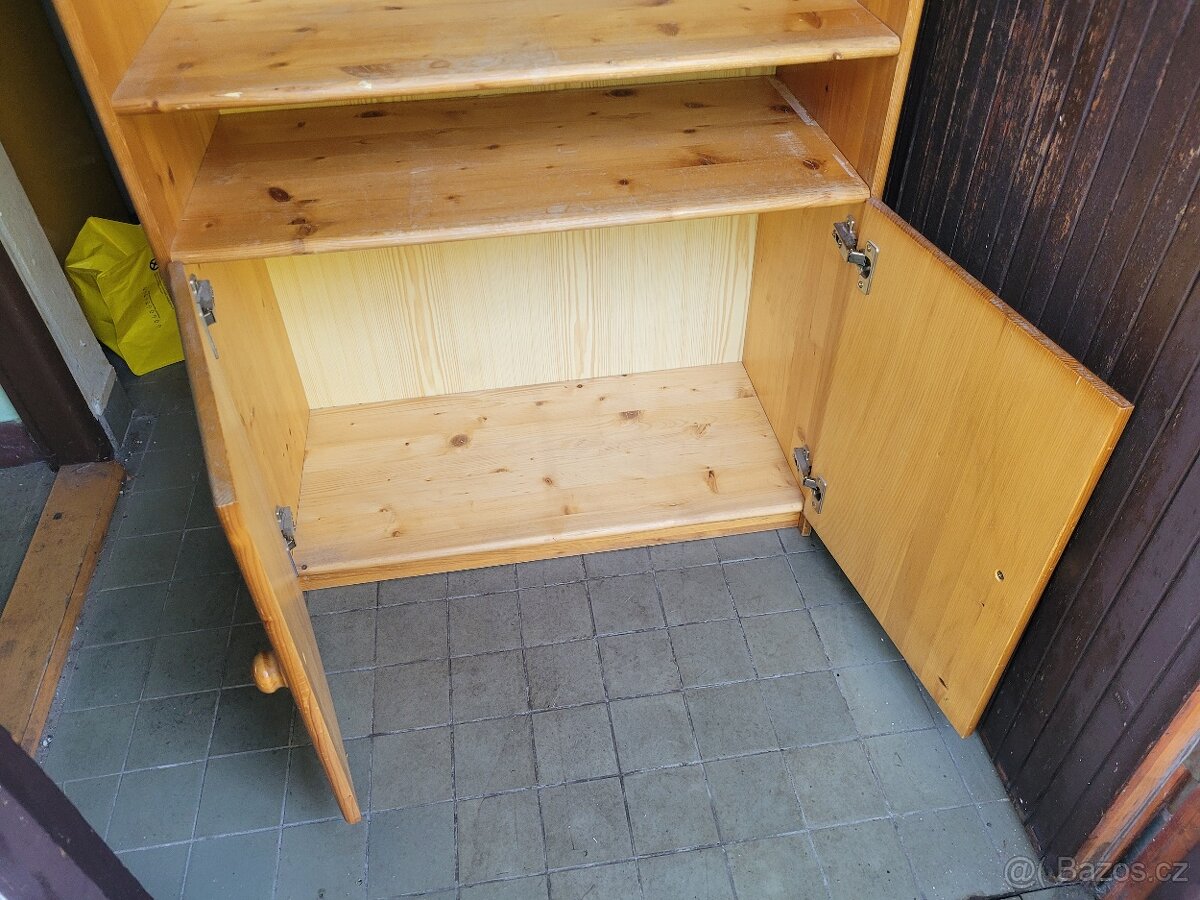 Prodám skříňku z masivu.