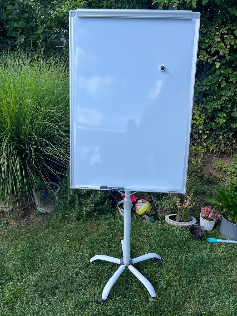 FLIPCHART MAGNETICKÁ TABULE NA KOLEČKÁCH S VÝSUVNÝM DRŽÁKEM