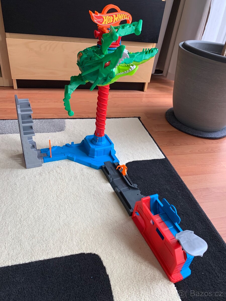 Hot Wheels dračí útok ze vzduchu