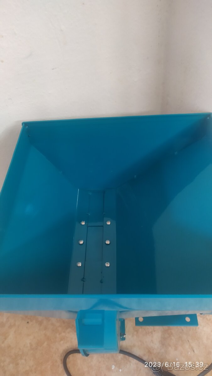 Kladivkový šrotovnik na obilii