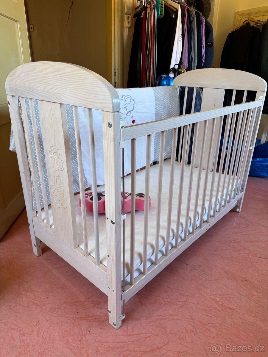 Dětská dřevěná postýlka + matrace a přikrývka