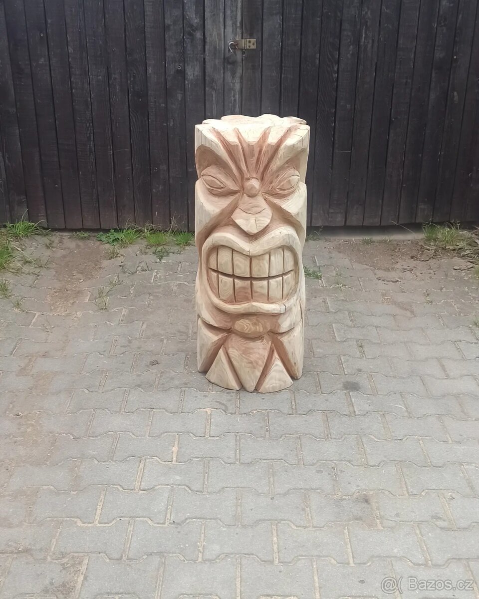 mayská socha motorovou pilou