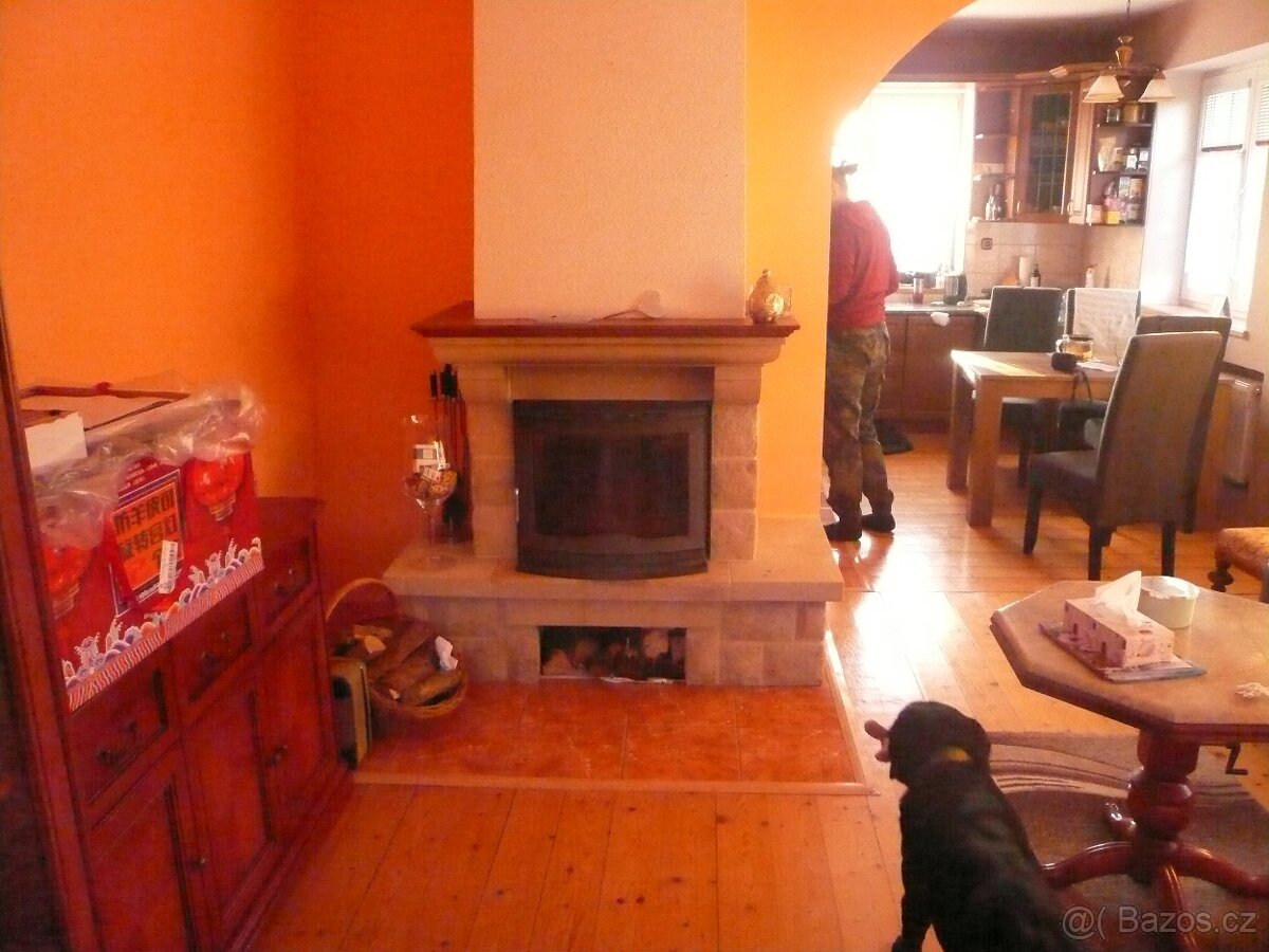 Pěkný krb do obýváku
