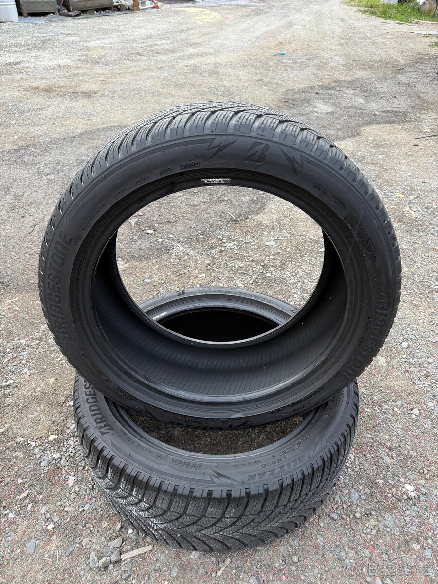 2x zimní pneu 235/45/r18  ceně za dvě pneu