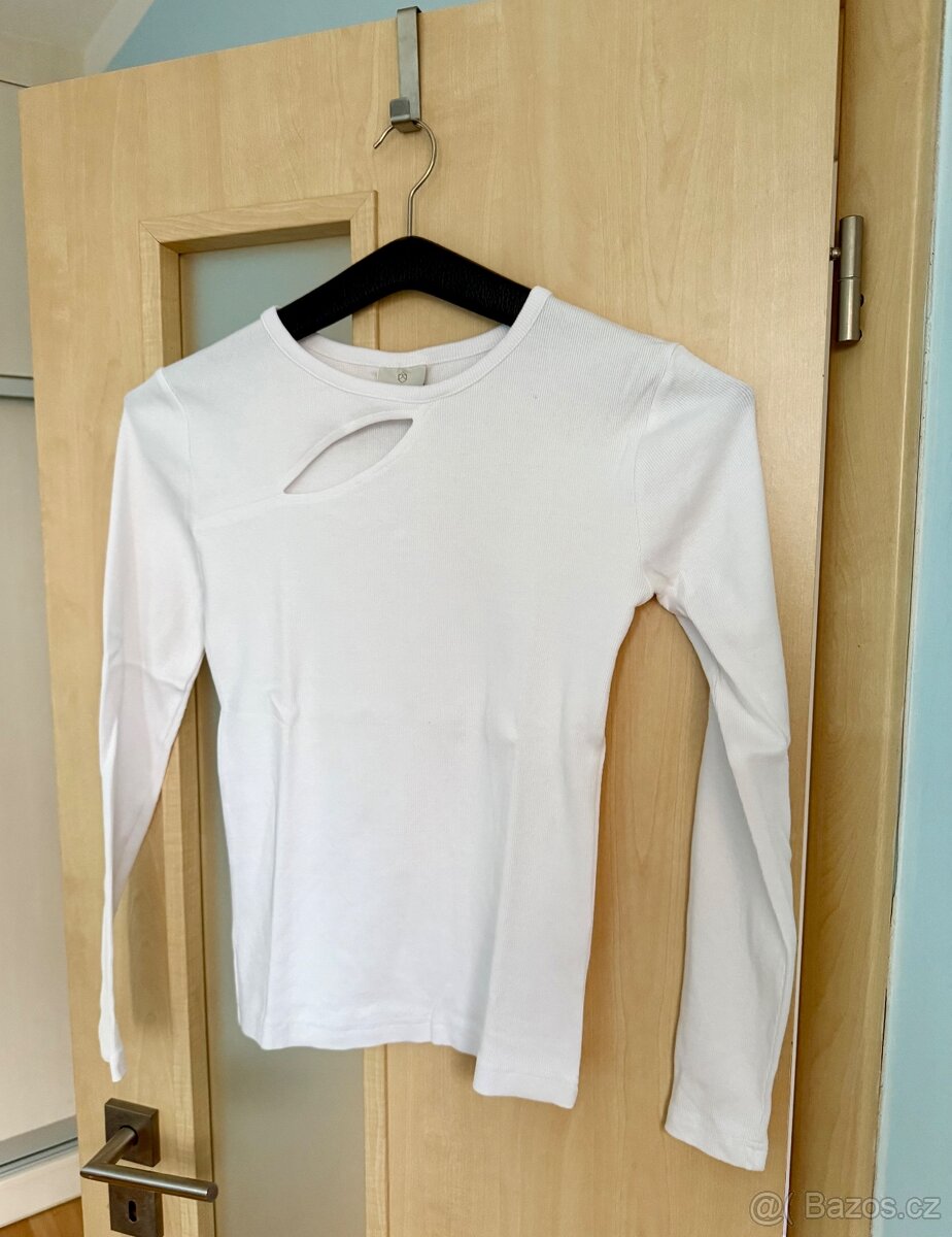 Zajímavé bílé dám. tričko, zn. Kaffe, S/M, sleva 860 Kč.