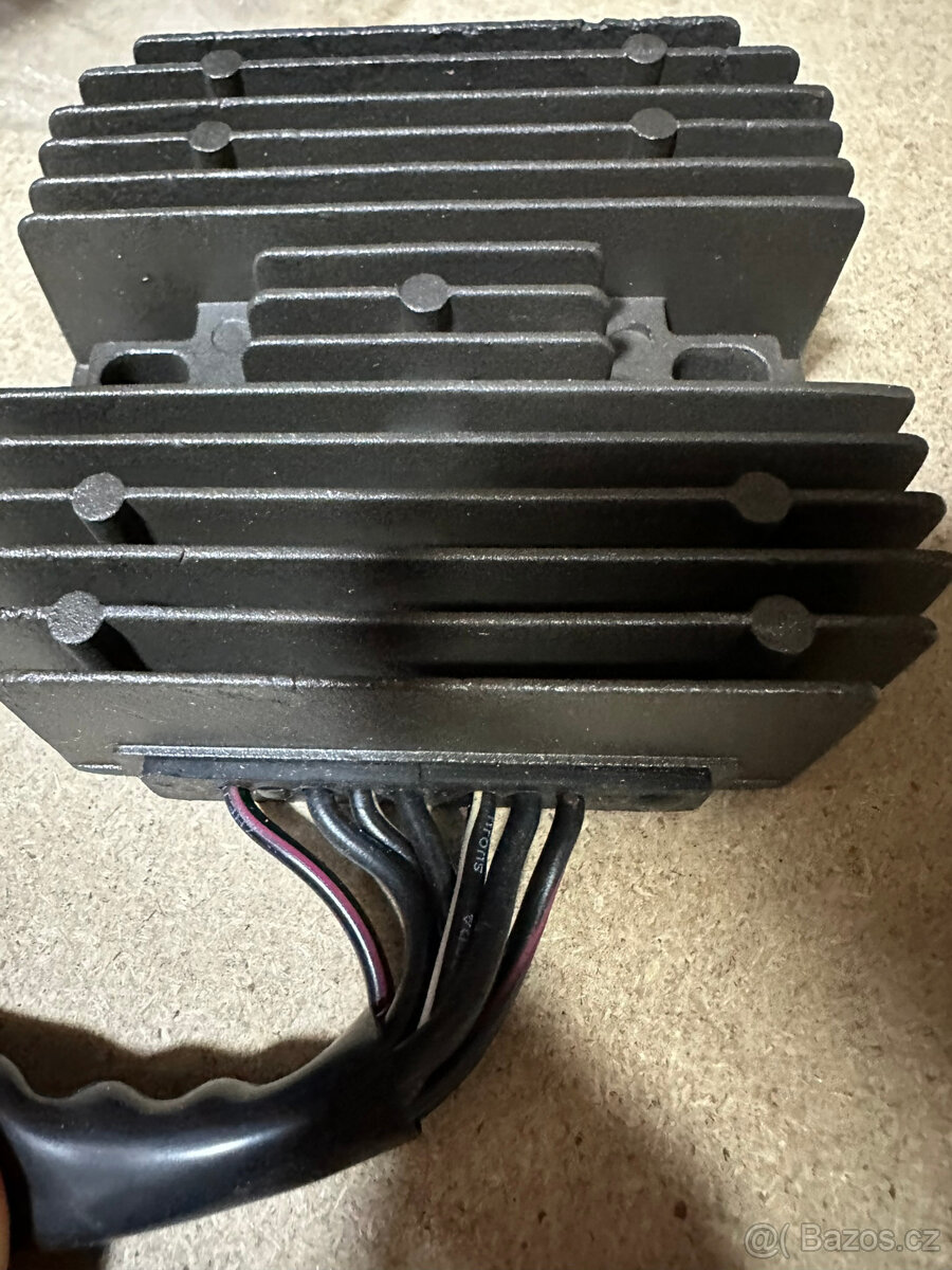 Regulátor dobíjení Suzuki VX 800 VZ 800 Marauder