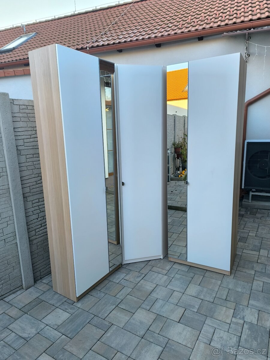 Prodám rohovou šatní skříň PAX