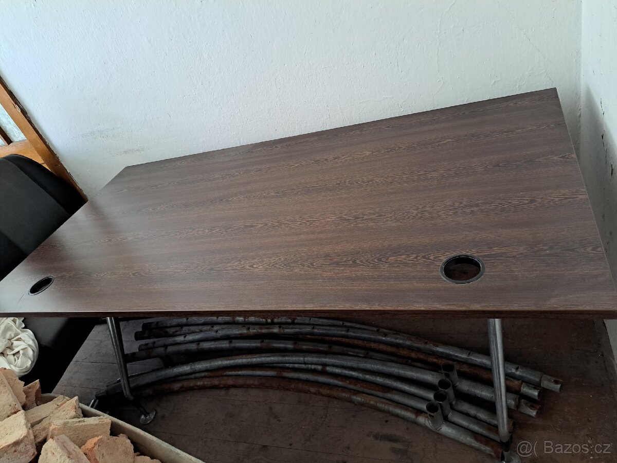 Velký pracovní pc stůl