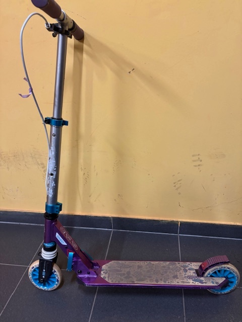 Dětská koloběžka OXELO brzda na řídítkách a odpružením MID5