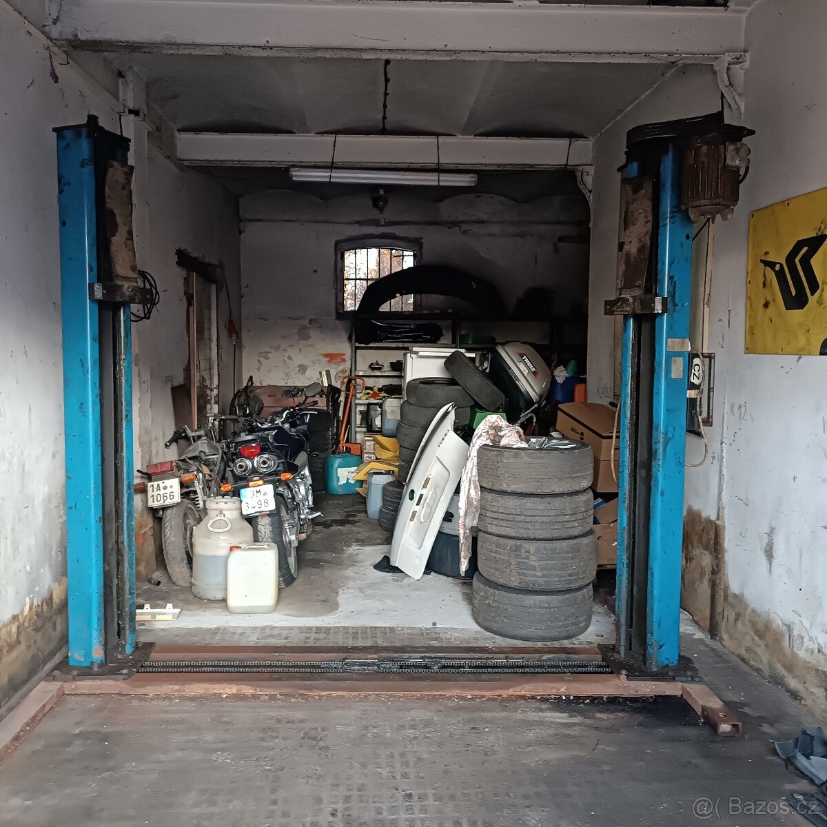 Dvousloupový zvedák