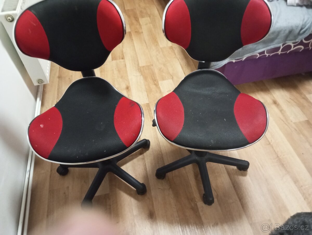 Dobrý den prodám dvě nastavovací křesla .