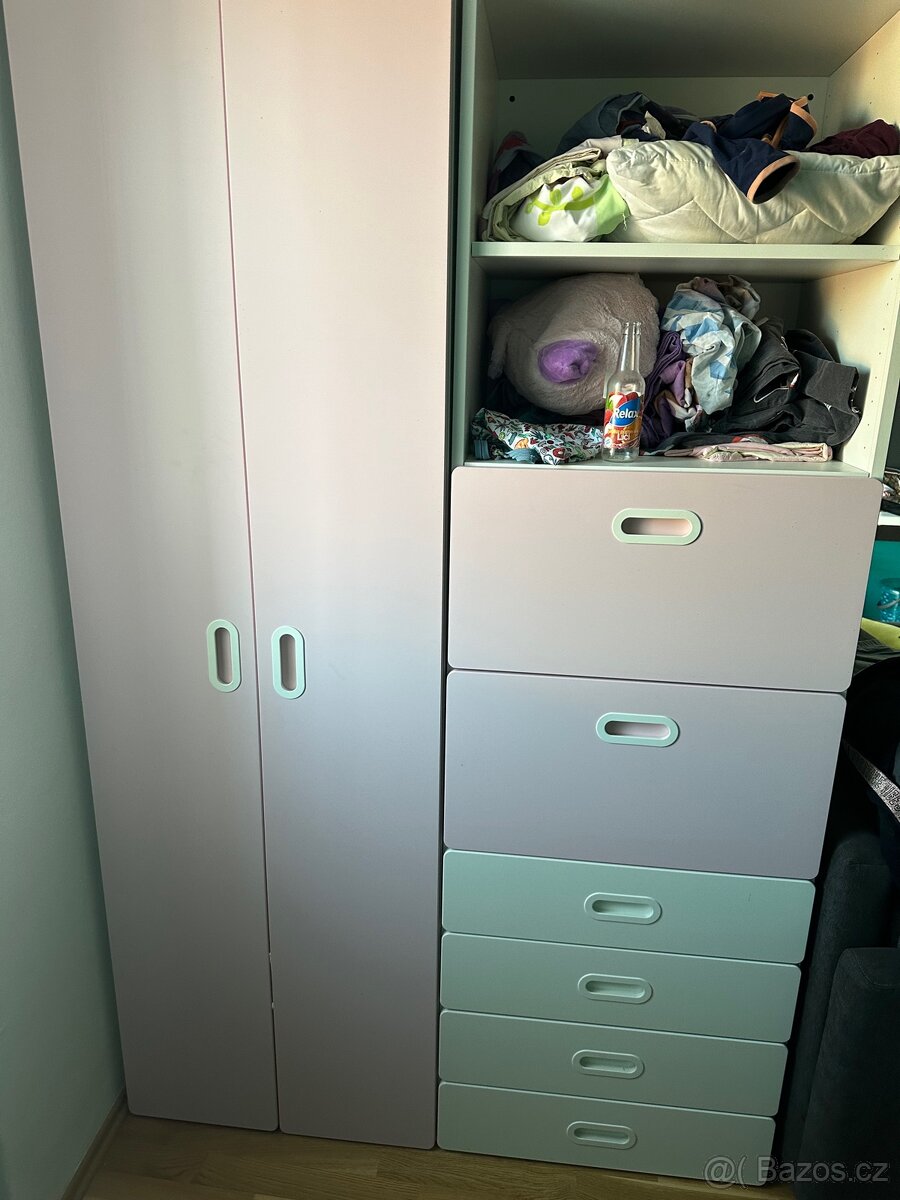 Ikea divčí ruzova a chlapecká mintova skříň