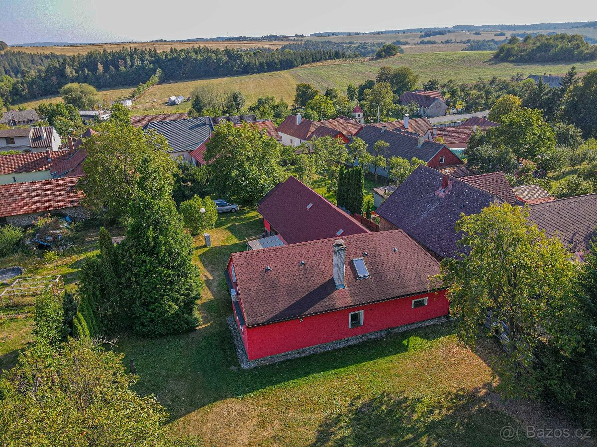 Prodej Chalupy a hospodářská usedlost s pozemky. 1111