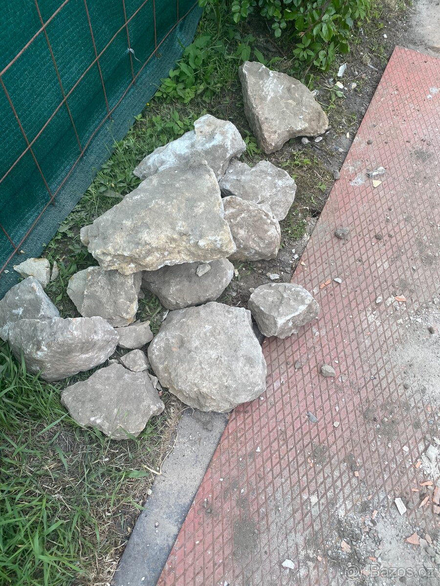 Za odvoz daruji pískovec kameny