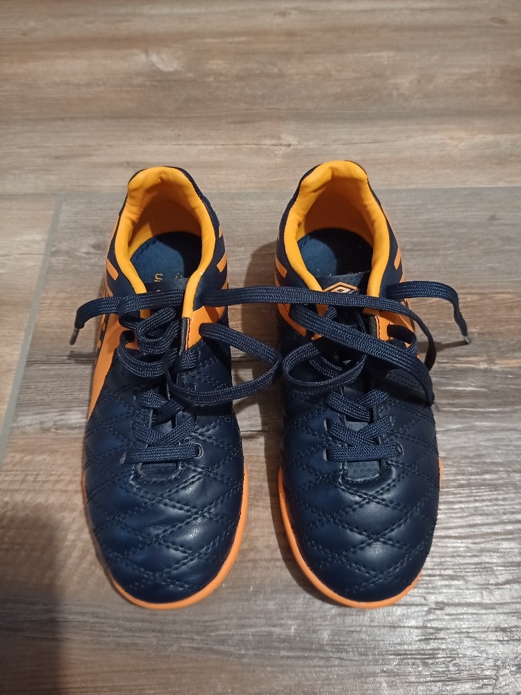 Sálovky Umbro velikost 30