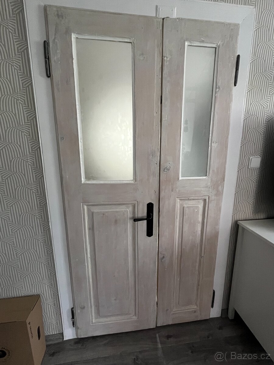 Dvoukřídlé staré dřevěné interiérové dveře